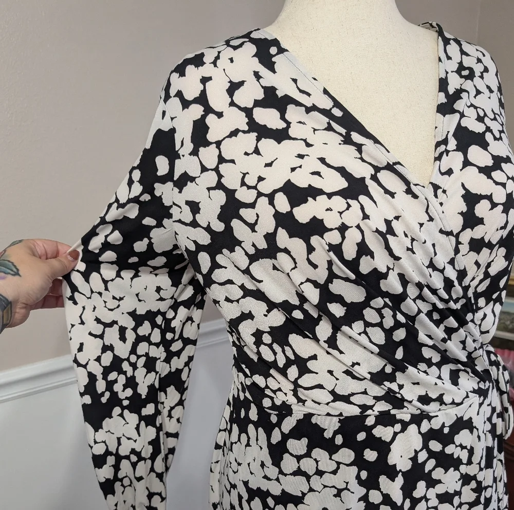 3/$30 London Times Jersey Wrap Dress - Picture 2 of 8
